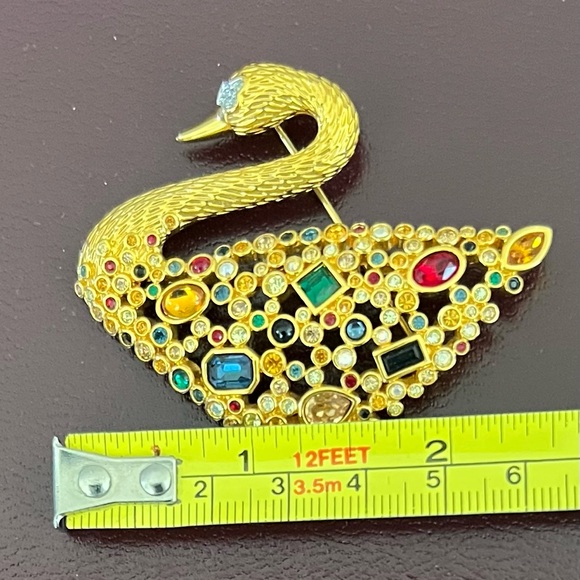 Elegant Swarovski Gold-tone Swan Brooch with Multicolor Gemstones - Picture 4 of 7